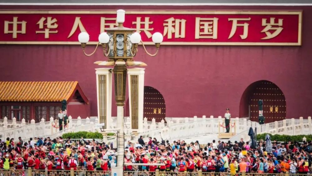 在今日发布的海报中，巨齿鲨在海中疾行掀起滔天巨浪，尽管没有全部露出海面，高耸的背鳍还是展现了它超乎想象、令人瞠目结舌的巨大身材